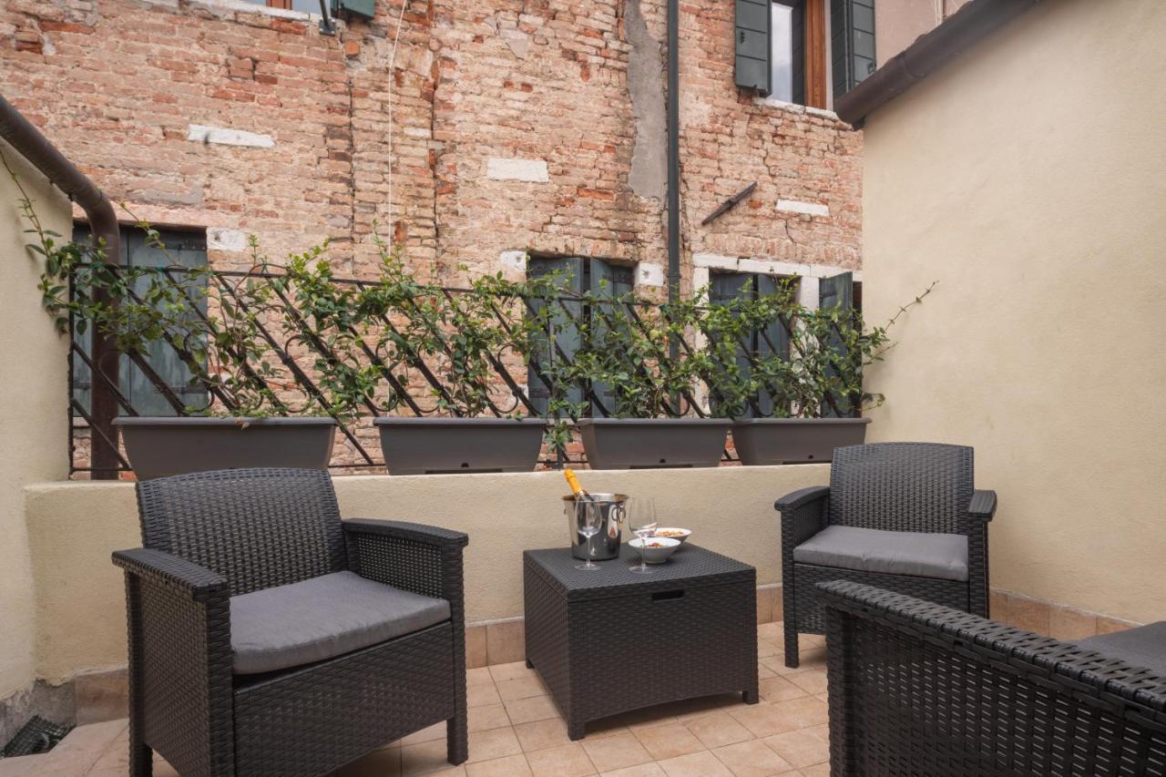 Sant'Aponal Cozy Apartment With Balcony R&R Venedik Dış mekan fotoğraf